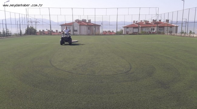 İzmit Belediyesi, spor sahalarının  bakımlarını yapıyor