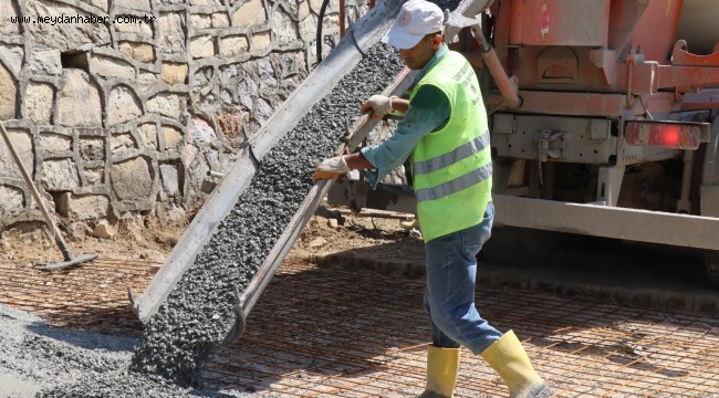  İzmit Belediyesi, üst yapı çalışmaları kapsamında Ayazma Mahallesi Uzun Sokak'ta toprak yola beton atarak sokağı daha kullanışlı ve estetik hale getirdi