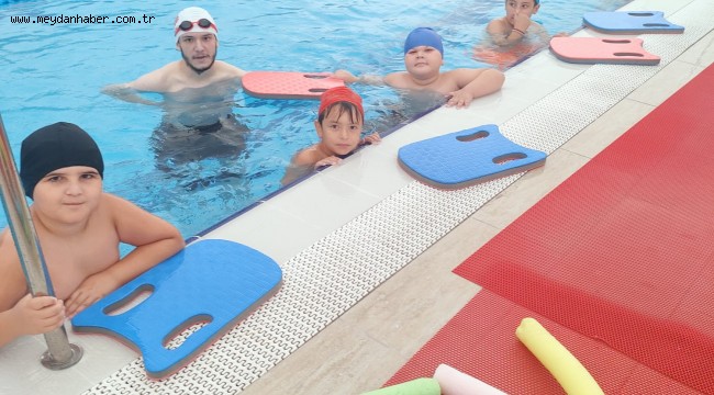  İzmit Belediyesinin ücretsiz  yüzme kursları devam ediyor