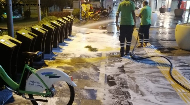  İzmit caddelerinde  gece gündüz hijyen mesaisi