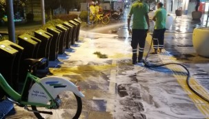  İzmit caddelerinde  gece gündüz hijyen mesaisi