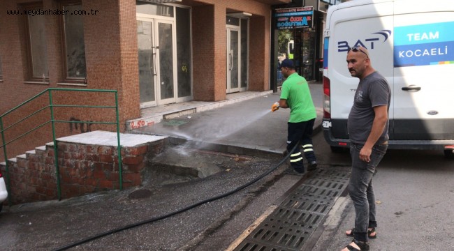 İzmit'te sokak sokak yıkama ve dezenfekte sürüyor