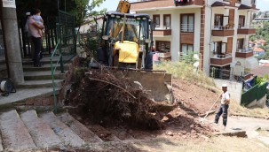 İzmit'te zamana yenik düşen sokak merdivenleri yenileniyor