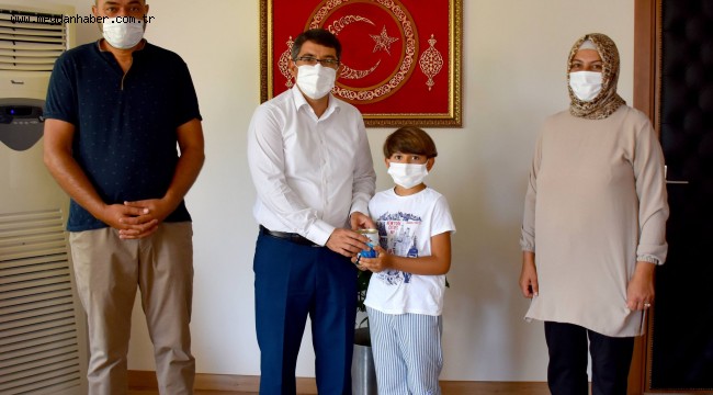 KÜÇÜK MUHAMMET AFETZEDELER İÇİN KUMBARASINI BAĞIŞLADI