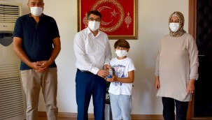 KÜÇÜK MUHAMMET AFETZEDELER İÇİN KUMBARASINI BAĞIŞLADI