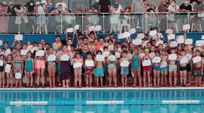 Minik yüzücüler sertifikalarını Başkan Hürriyet'in elinden aldı 