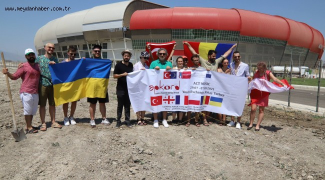 MİSAFİR MÜZİSYENLER FİDANLARI TOPRAKLA BULUŞTURDU