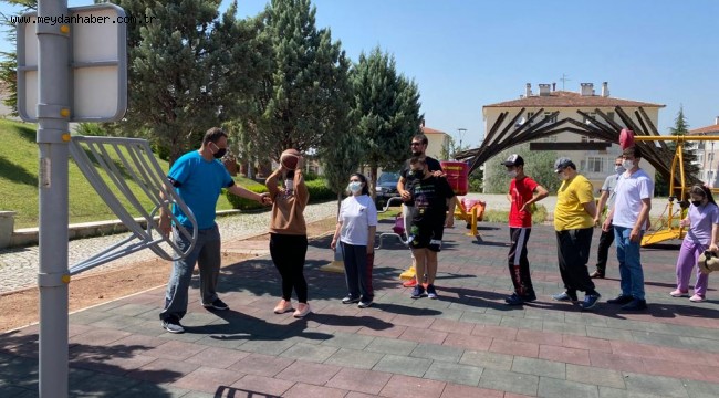 Özel gereksinimli bireyler spor yaparak sosyalleşiyor