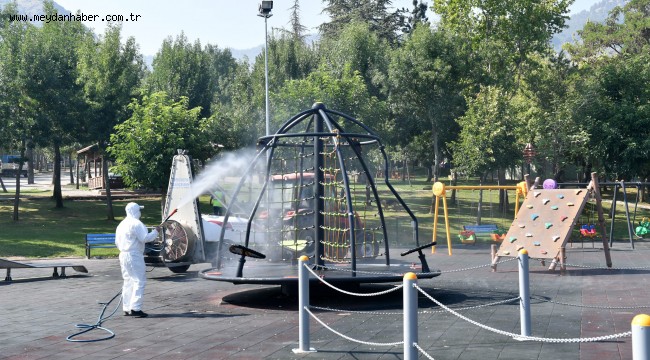 Parklar ve çocuk oyun alanları temizleniyor, dezenfeksiyonu yapılıyor