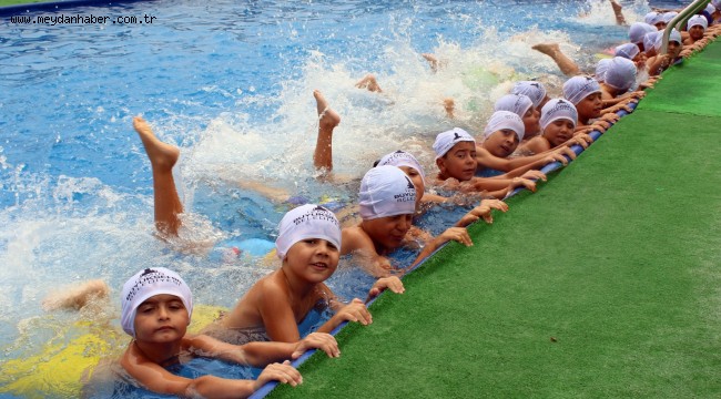 Portatif havuzda sertifika sevinci