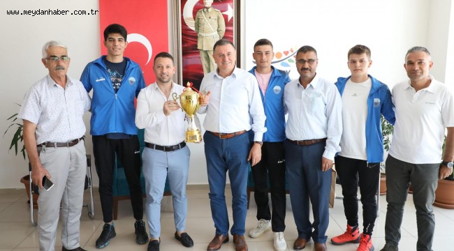   ŞAMPİYON VOLEYBOLCULAR BAŞKAN SAVAŞ'I ZİYARET ETTİ