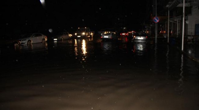 Samsun'u sağanak vurdu: Araçlar yollarda kaldı
