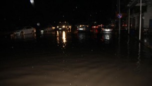 Samsun'u sağanak vurdu: Araçlar yollarda kaldı