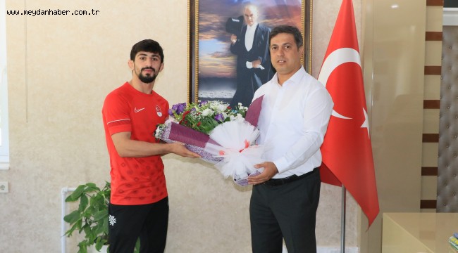 Tokyo 2020de ülkemizi temsil eden milli güreşçi Kerem Kamal, memleketi Manisaya döndü.