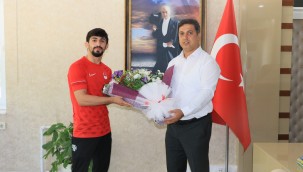 Tokyo 2020de ülkemizi temsil eden milli güreşçi Kerem Kamal, memleketi Manisaya döndü.