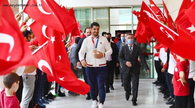 TOKYO OLİMPİYATLARI'NA KATILAN ASKİ SPOR'LU GÜREŞÇİLERE ANKARA'DA COŞKULU KARŞILAMA  