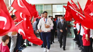 TOKYO OLİMPİYATLARI'NA KATILAN ASKİ SPOR'LU GÜREŞÇİLERE ANKARA'DA COŞKULU KARŞILAMA  