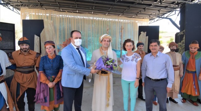 "YUNUSLA YÜRÜRKEN" ADLI TİYATRO OYUNU İLÇEMİZDE SAHNELENDİ"