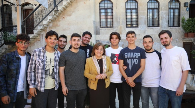 BAŞKAN ŞAHİN TESİSLERE YERLEŞEN ÜNİVERSİTELİLERLE BİR ARAYA GELDİ