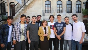 BAŞKAN ŞAHİN TESİSLERE YERLEŞEN ÜNİVERSİTELİLERLE BİR ARAYA GELDİ