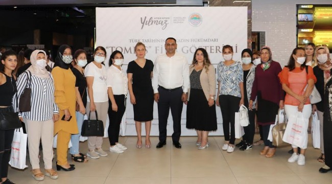 BAŞKAN YILMAZ, 100 KADINLA "TOMRİS" FİLMİNİ İZLEDİ
