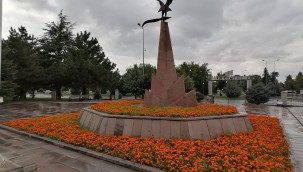 Büyükşehir Belediyesi ile Kayseri'nin sokak ve caddeleri her bahar renk renk çiçek açıyor.