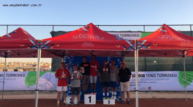 BÜYÜKŞEHİR, ULUSLARARASI TENİS TURNUVASI'NDA DERECE ALAN İSİMLERİ ÖDÜLLENDİRDİ