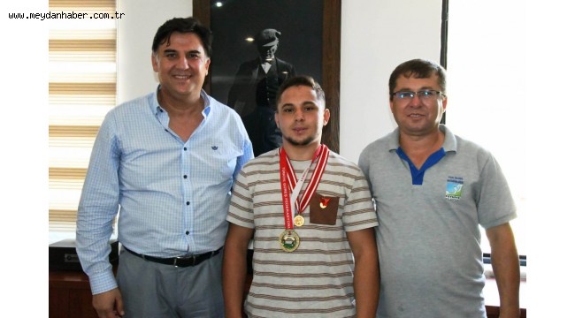 Fethiyeli Şampiyon Güreşçiden Başkan Karaca'ya Ziyaret
