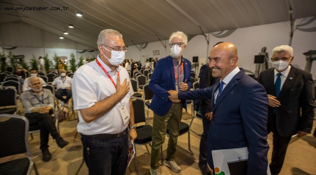 "İzmir'de yeni bir şehir kültürü tarif ediyoruz"