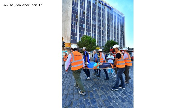 İzmir İtfaiyesi'nden nefes kesen tatbikat