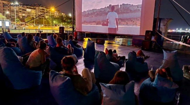 İzmirliler denizde sinemayı sevdi