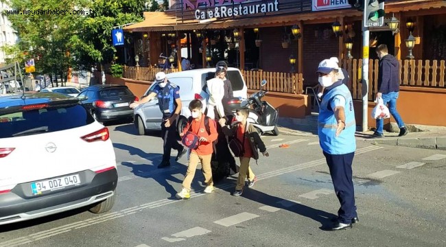Kartal Belediyesi'nden öğrencilerin güvenliği için okul önlerinde trafik uygulaması