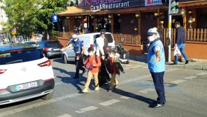 Kartal Belediyesi'nden öğrencilerin güvenliği için okul önlerinde trafik uygulaması