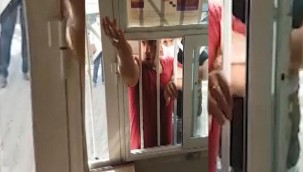 Aile hekimiyle tartışıp merkezin kapısını tekmelediler