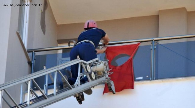 Balkondaki ay ve yıldızı kesilmiş bayrağı itfaiye indirdi