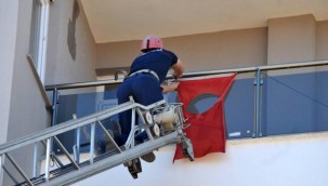 Balkondaki ay ve yıldızı kesilmiş bayrağı itfaiye indirdi