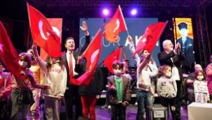 BAŞKAN ARAS, ONUR AKIN'LA DÜET YAPTI BELEDİYE MEYDANINDA COŞKULU KUTLAMALAR DEVAM EDİYOR