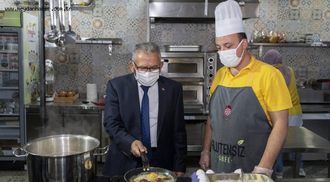 BAŞKAN BÜYÜKKILIÇ'TAN TAKDİR TOPLAYAN GLÜTENSİZ KAFE'YE ZİYARET