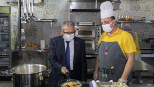 BAŞKAN BÜYÜKKILIÇ'TAN TAKDİR TOPLAYAN GLÜTENSİZ KAFE'YE ZİYARET