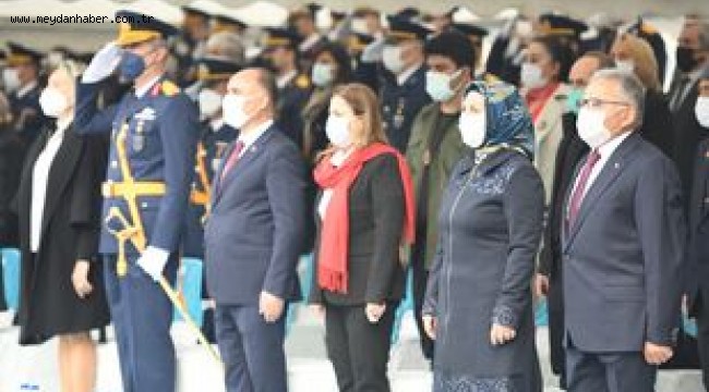 Başkan Dr. Memduh Büyükkılıç, eşi Dr. Necmiye Büyükkılıç ile katıldığı törende, Cumhuriyet Bayramı'nı Kayserililer ile birlikte coşkuyla kutladı.