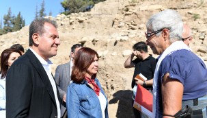 BAŞKAN SEÇER, 9 BİN YILLIK YUMUKTEPE HÖYÜĞÜ'NÜ GEZDİ