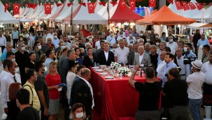 BAŞKAN SEÇER: "MERSIN TÜRKIYE'NIN TA KENDISI" "MERSİN BİR HUZUR KENTİ" "TÜRKİYE CUMHURİYETİ KİMLİĞİNİ TAŞIYAN HERKES BU MEMLEKETİN EŞİT YURTTAŞIDIR"