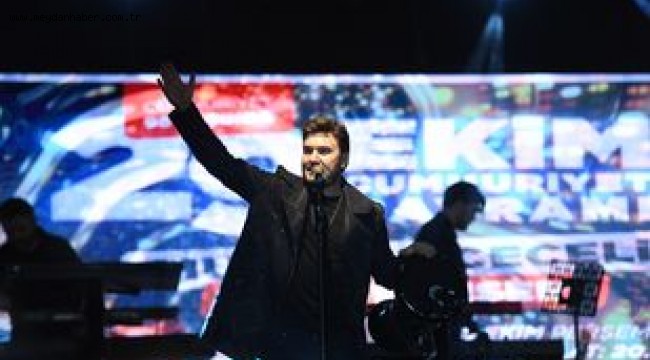 BÜYÜKŞEHİR'İN CUMHURİYET KONSERİNDE KAYSERİLİLER, CECELİ İLE COŞTU