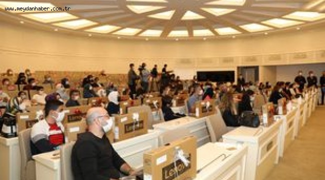 - BÜYÜKŞEHİR, LGS'DE İLK 50'YE GİREN ÖĞRENCİLERE DİZÜSTÜ BİLGİSAYAR HEDİYE ETTİ