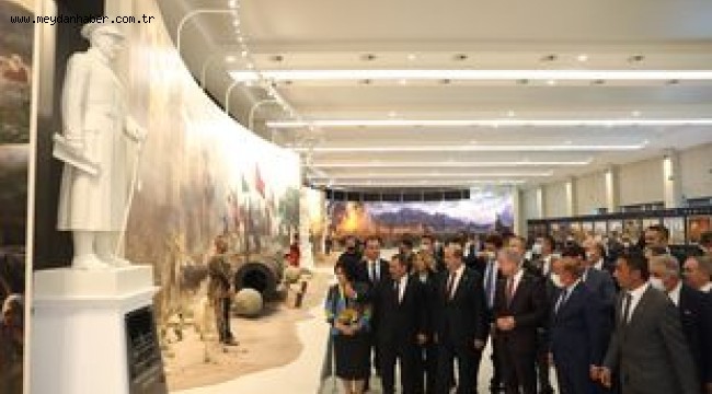 CUMHURBAŞKANI TATAR TÜRK TARİH MÜZESİ'NDE RAUF DENKTAŞ HEYKELİNİ AÇTI