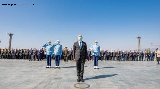 Cumhuriyet Bayramı kutlamaları çelenk töreniyle başladı