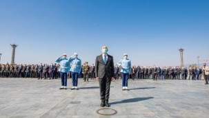 Cumhuriyet Bayramı kutlamaları çelenk töreniyle başladı