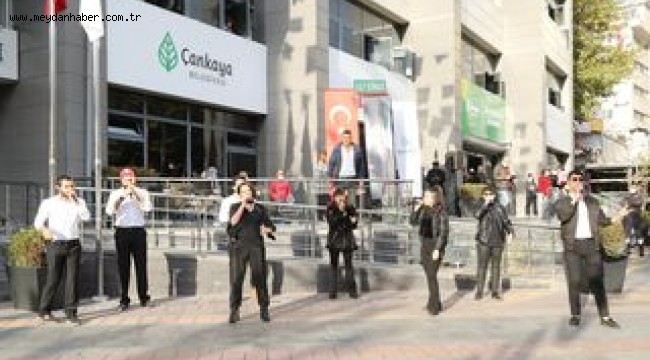 "CUMHURİYET SENSİN CUMHURİYET SENİN"  