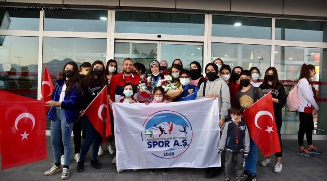 DÜNYA İKİNCİSİ HAYRİYE, COŞKUYLA VE ÇİÇEKLERLE KARŞILANDI