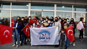 DÜNYA İKİNCİSİ HAYRİYE, COŞKUYLA VE ÇİÇEKLERLE KARŞILANDI